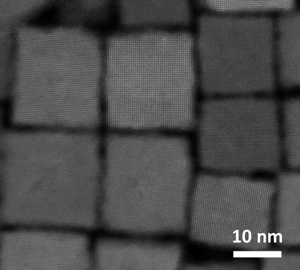 水熱法を用いて作製されたナノキューブの顕微鏡写真